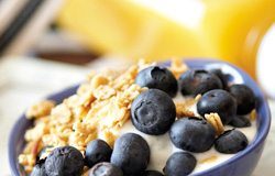 yogurt with blueberries and granola
