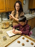 Meleyna-ginger-cookies_rolling